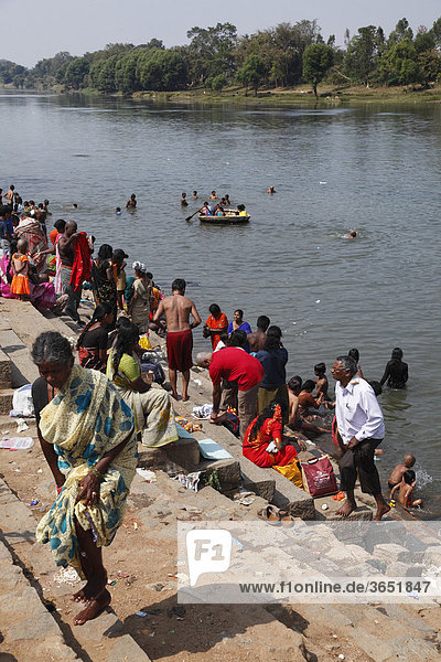 Bathing in Kapila  Kabini  Kabbani River during Hindu festival  Nanjangud  Karnataka  South India  India  South Asia  Asia