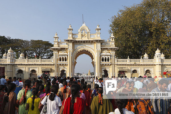 Südtor zum Maharaja-Palast Amba Vilas  Mysore  Maisur  Karnataka  Südindien  Indien  Südasien  Asien