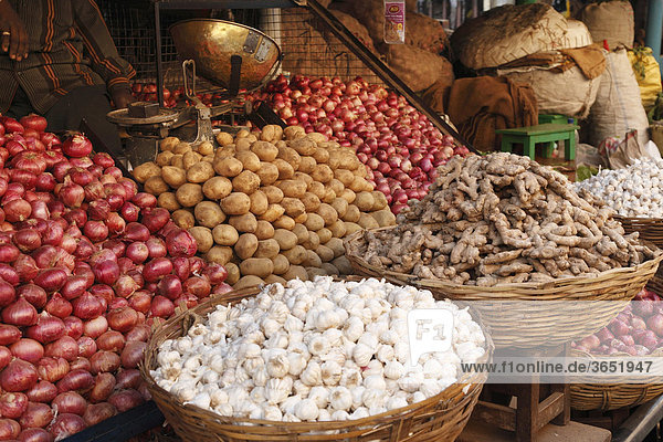 Zwiebeln  Kartoffeln  Ingwer und Knoblauch  Devaraja Markt  Mysore  Maisur  Karnataka  Südindien  Indien  Südasien  Asien