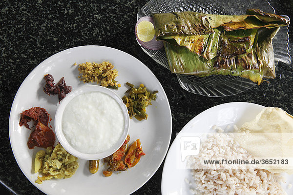 Fisch in Bananenblatt eingewickelt mit Reis und Gemüse  Alleppey  Kerala  Südindien  Indien  Südasien  Asien