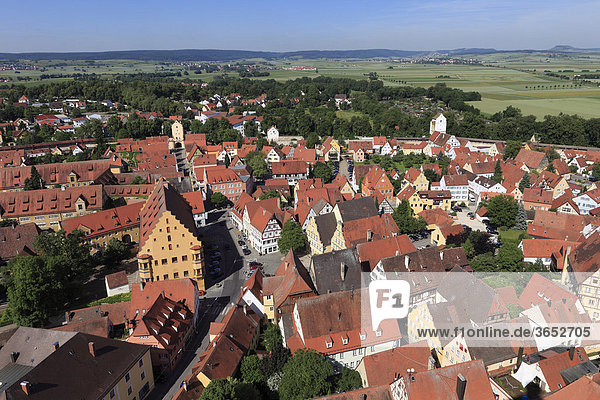 Blick vom Kirchturm des Daniels oder der St.-Georgs-Kirche nach Westen  Nördlingen  Schwaben  Bayern  Deutschland  Europa