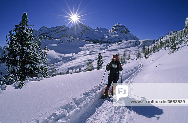 Schneeschuhgeherin auf der Großfanes-Alm  Gadertal  Südtirol  Dolomiten  Italien  Europa