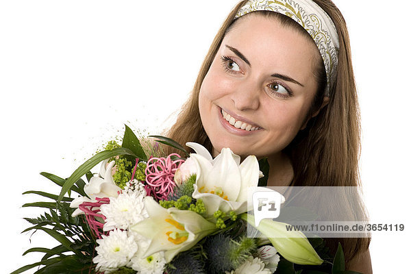 Porträt einer Frau die sich über einen Blumenstrauß freut