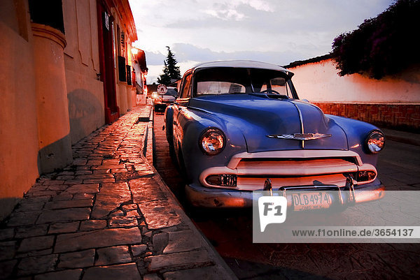 Altes blaues Auto abends in San Christobal de las Casas  Mexico