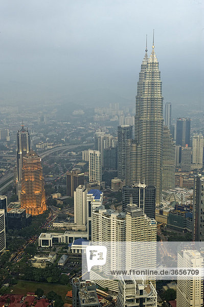 Petronas Towers  Menara Petronas  gesehen vom KL Tower  Kuala Lumpur  Malaysia  Südostasien