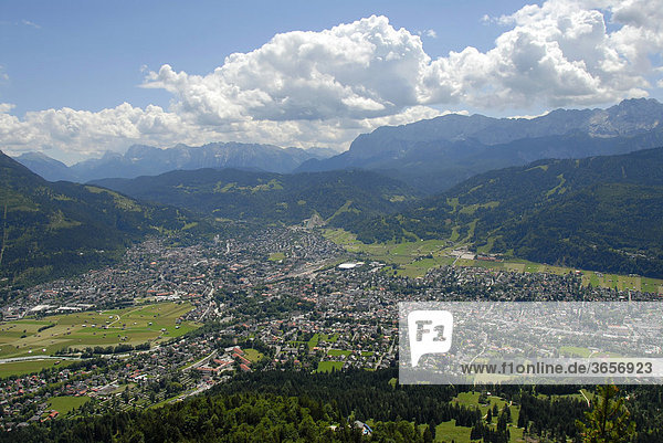 Blick vom Kramer Kramerspitz auf die Stadt Garmisch-Partenkirchen  Zugspitze und Wettersteingebirge hinten  Werdenfelser Land  Oberbayern  Bayern  Deutschland  Europa