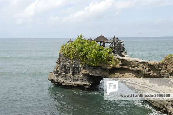 Bali-Hinduismus  Felseninsel mit Verbindung zum Land  Nebentempel des Tempels Pura Tanah Lot  Insel Bali  Indonesien  Südostasien  Asien