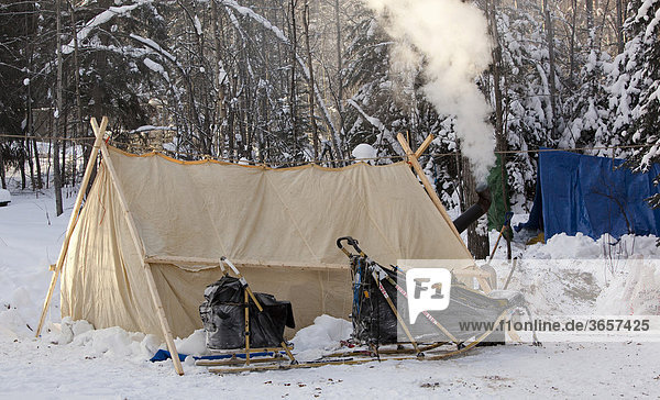 Beheiztes Haus-Zelt  Schlitten und Lager eines Hundeschlittenführers  Dawson City  Yukon Quest 1000-Meilen Internationales Schlittenhunderennen 2010  Yukon Territory  Kanada