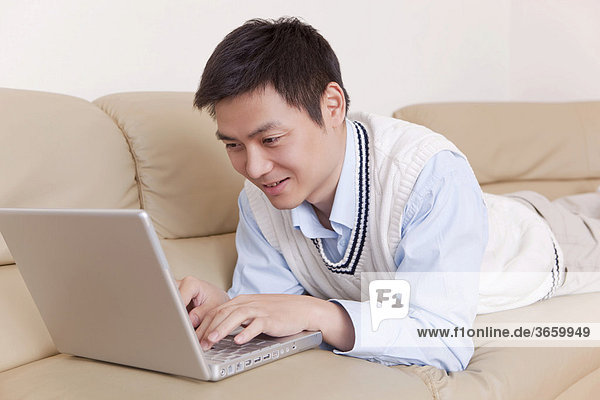 Mann mit Laptop