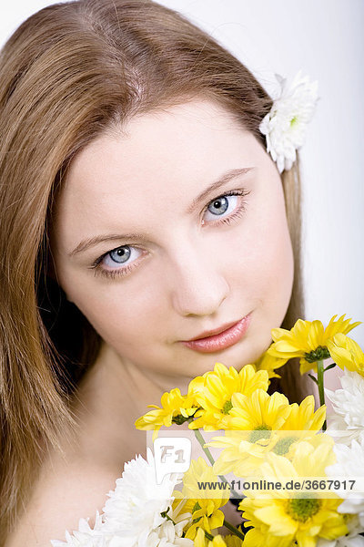 Junge Frau  Portrait  Blüten