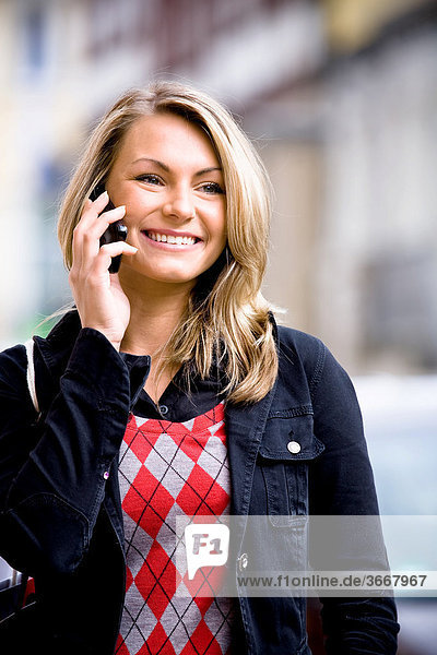 Young woman talking on a mobile phone in the city