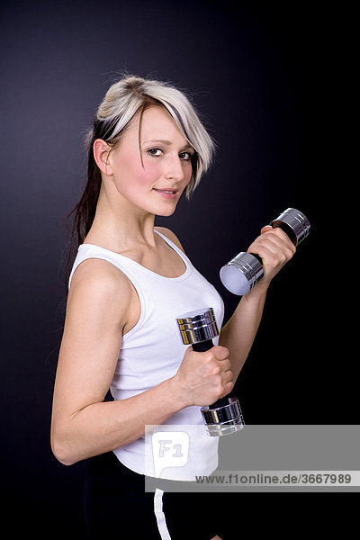 Junge Frau beim Fitness-Training