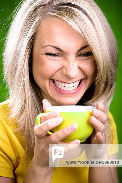 Junge Frau mit Teetasse