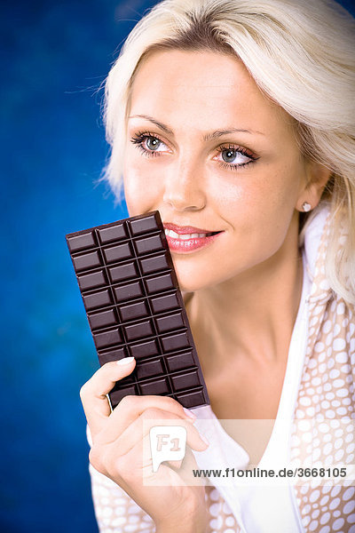 Junge Frau mit Schokoladentafel