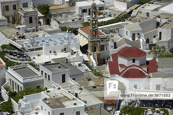 Blick auf die Dächer der Stadt Lindos mit Agia Panagia Kirche Insel Rhodos Griechenland