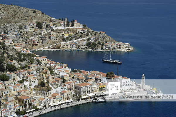 Blick auf die Stadt mit Buchten und Segelboot der Insel Symi Griechenland