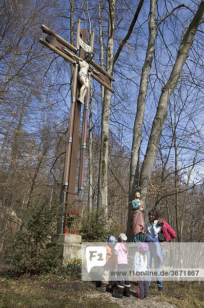 Familie besucht an Ostern einen Kalvarienberg Osterspaziergang Osterbrauch