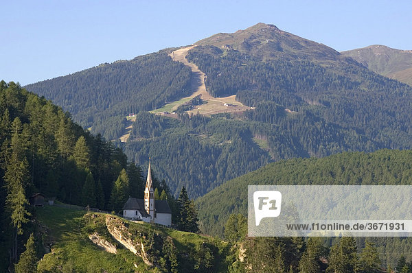 St. Kathrein am Eingang zum Navistal Seitental des Silltal Tirol Österreich vor dem Nösslachjoch