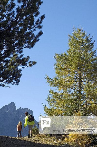 Frau mit Kind beim Wandern Bergsteigen in der Eng Rissbachtal Tirol Österreich nähe Binsalm auf dem Weg zum Lamsenjoch