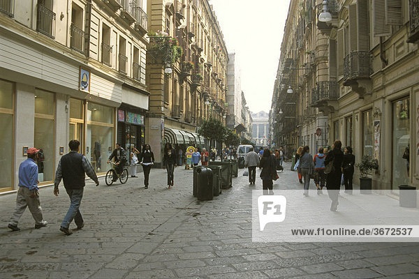 Turin Piemont Italien Via Garibaldi Fußgängerzone und Einkaufszentrum