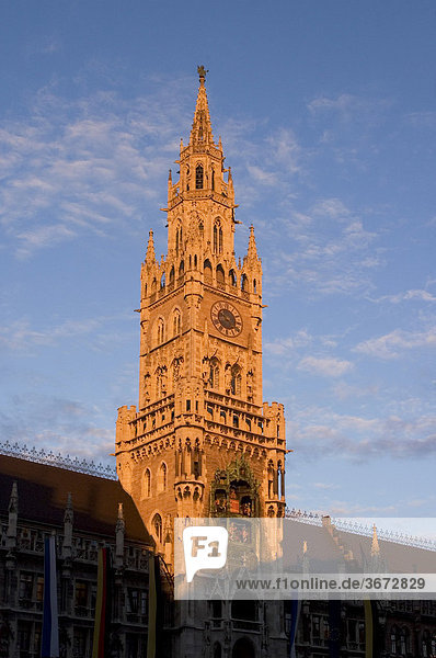 München Muenchen Marienplatz Bayern Deutschland Turm des neugotischen Rathauses im Abendlicht