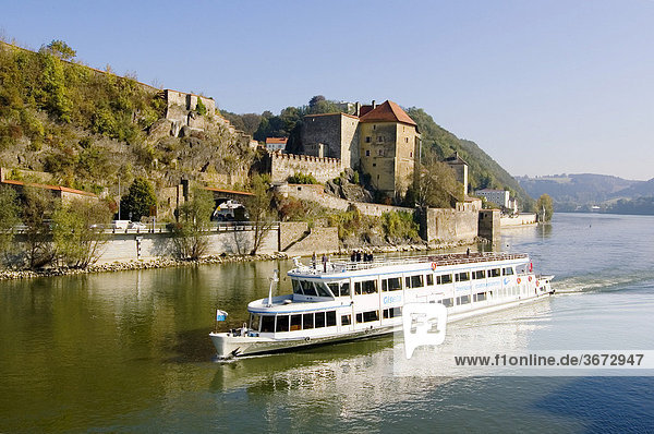 Passau Niederbayern Deutschland Feste Niederhaus über der Donau mit Ausflugsschiff