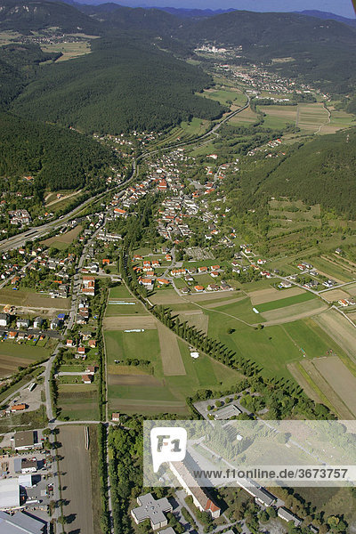 Luftaufnahme von Wöllersdorf im Hintergrund Piesting Niederösterreich