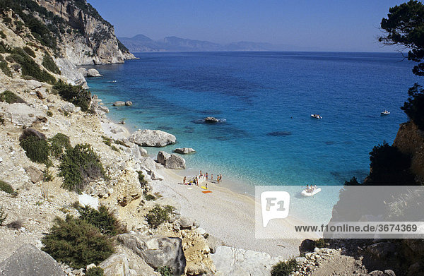 Unberührter Strand in der Bucht Cala GoloritzÈ in Sardinien Italien
