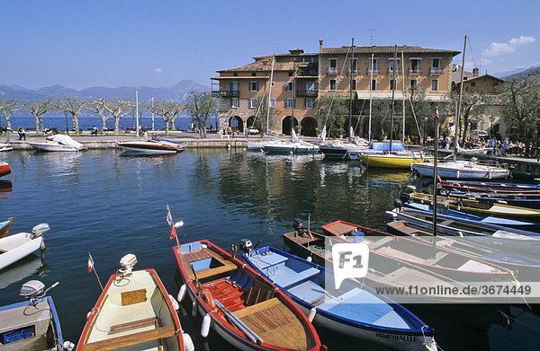 Boote im Hafen von Torri del Benaco am Gardasee Italien