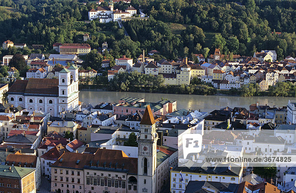 Blick von der Feste Oberhaus auf die Altstadt mit Rathaus und Kirche St Michael Passau Bayern Deutschland