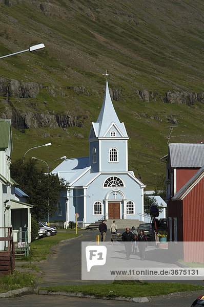 Kirche und alte Häuser in Sey_isfjö_ur Nordisland Island Holzhäuser