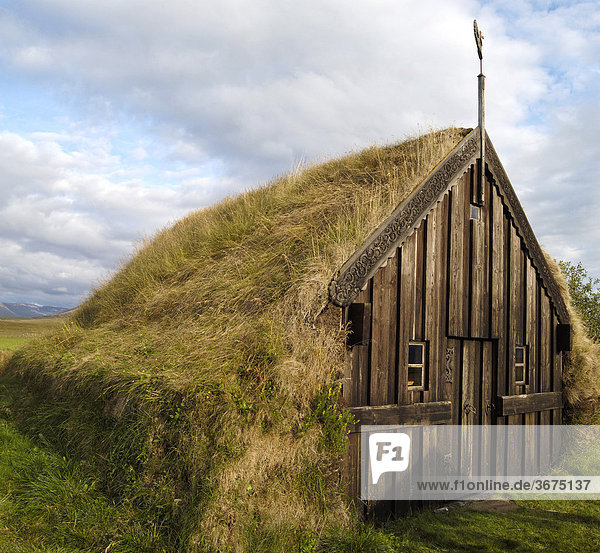 Der niedrige Innenraum der alten Torfkirche Grafarkirkja Gröf Nordisland Island