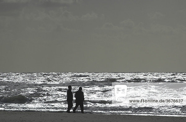 Spaziergänger am Nordseestrand in Dänemark