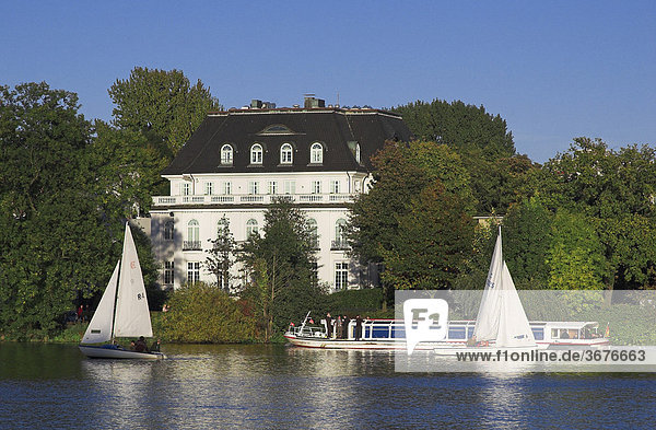 Segelboot vor einer Villa an der Außenalster in Hamburg