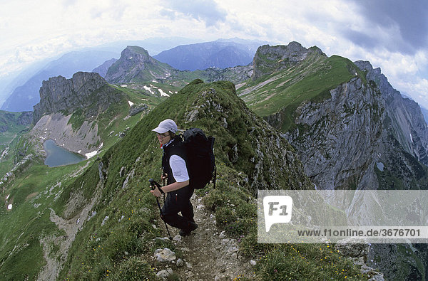 Frau wandert auf dem Gipfelgrat der Rofanspitze Rofan Österreich