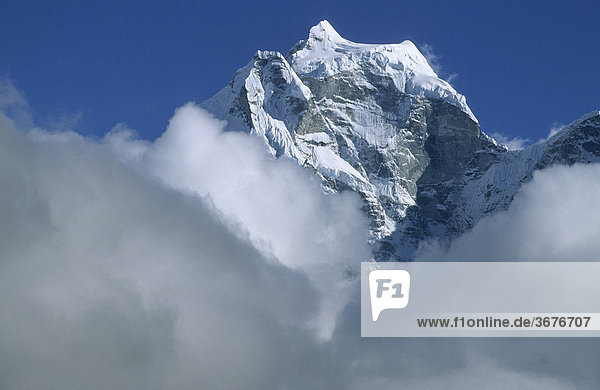 Der Gipfel des Kangtaiga über einem Wolkenmeer Nepal