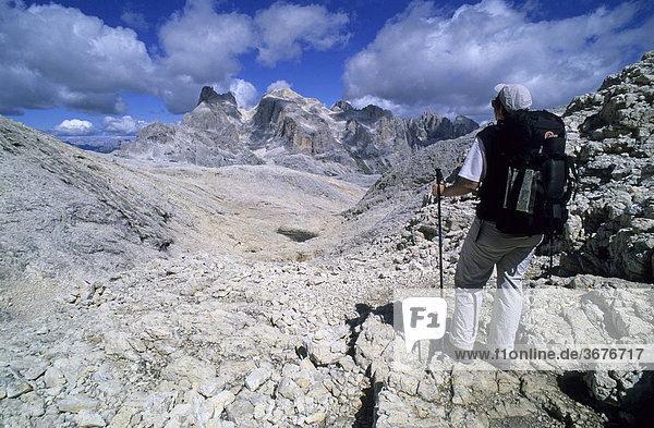 Bergsteigerin auf dem Altipiano in der Pala-Gruppe Dolomiten Italien