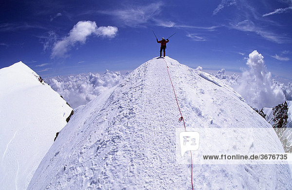 Bergsteigerin auf dem Gipfel der Ludwigshöhe Wallis Schweiz