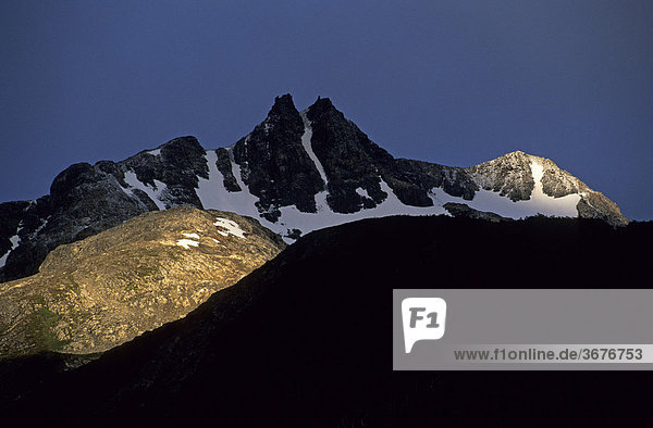 Lichtspiel auf einem Berg im Nationalpark Torres del Paine Chile