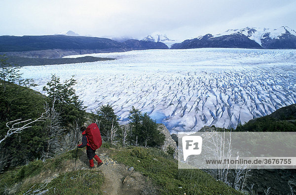 Wandern über dem Grey-Gletscher im Nationalpark Torres del Paine Chile