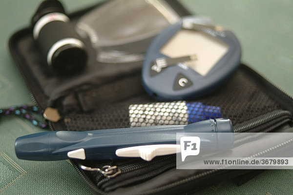 Frau schwangere mißt blutzuckerspiegel insulin check