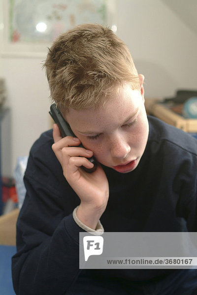 Jugendlicher telefoniert mit beratungsstelle