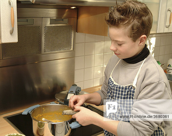 Junge beim kochen