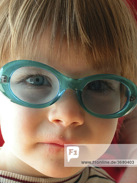 Kind mit sonnenbrille