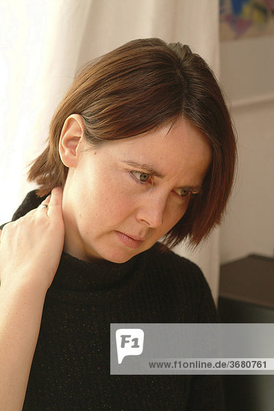 Frau mit Nackenschmerzen