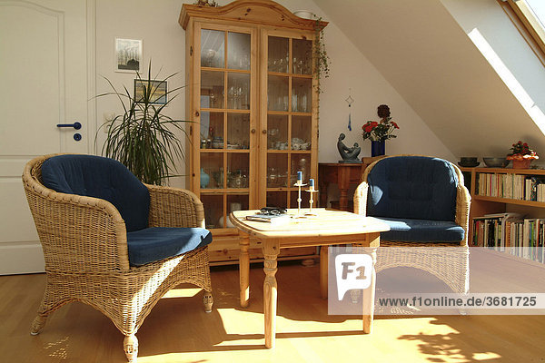 Wohnzimmer mit naturholzmöbel schrank vitrine sessel tisch