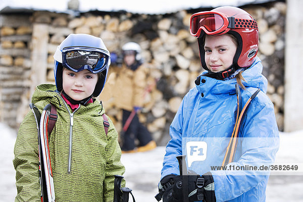 Kinder mit Skiern per Blockbohle