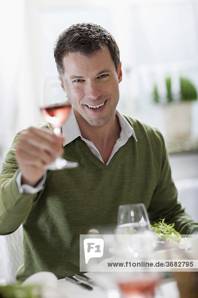 Mann genießt ein Glas Wein