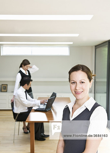 Porträt einer glücklichen Frau im modernen Büro