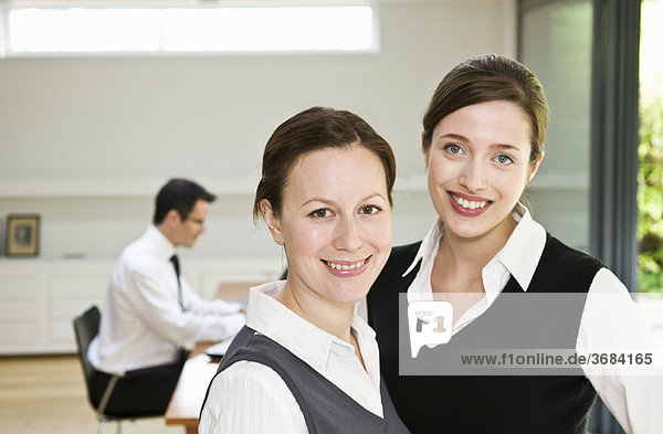 2 glückliche Geschäftsfrauen im Amt